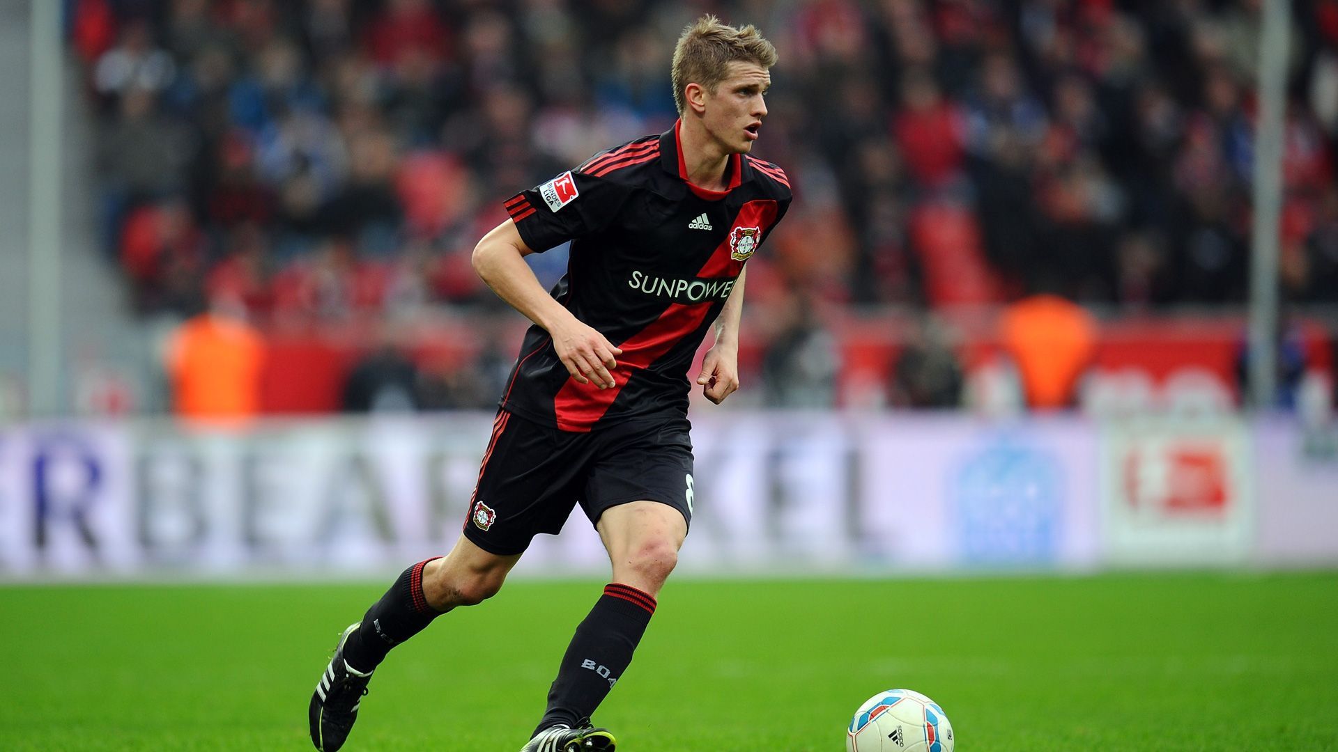 
                <strong>Rechtsverteidiger: Lars Bender</strong><br>
                Lars Bender zog es im Sommer 2009 von den Münchner Löwen zu Bayer Leverkusen. Mittlerweile ist der 30-Jährige dienstältester Profi der Werkself und eine Identifikationsfigur des Klubs. Mitspieler und Fans lieben die Malocher-Qualität des Rechtsverteidigers, der zudem über eine feine Technik verfügt. Zu Beginn der Saison 2015/16 wurde Bender von Ex-Trainer Roger Schmidt zum Nachfolger von Simon Rolfes als Mannschaftskapitän ernannt. 
              