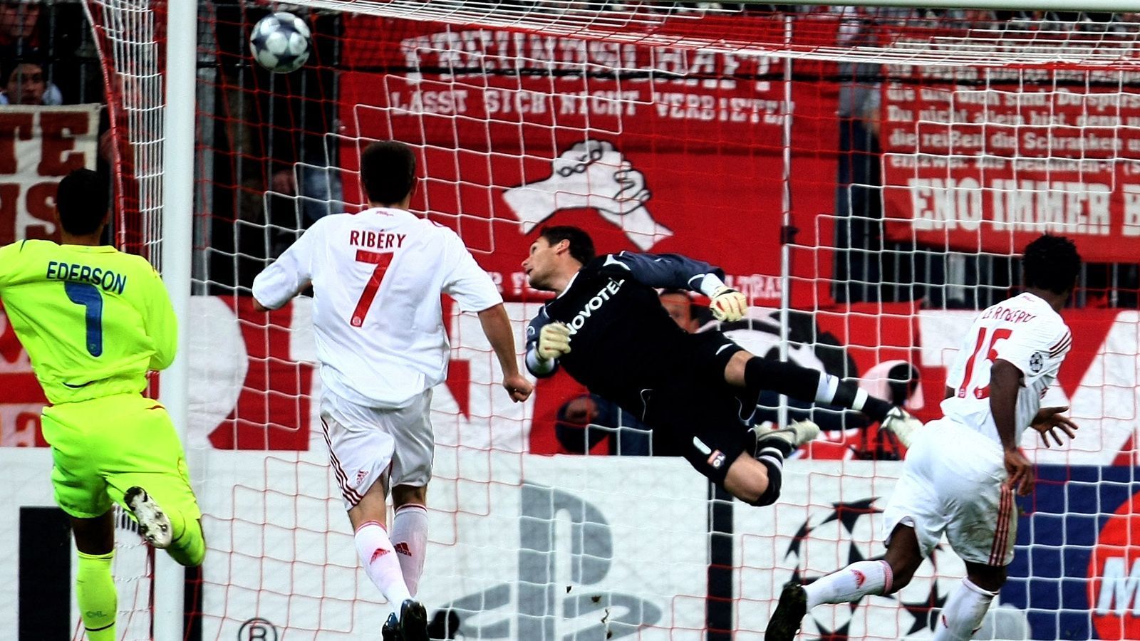 
                <strong>FC Bayern München - Olympique Lyon (Gruppenphase Saison 2008/09)</strong><br>
                Nach fünfjähriger Pause kam es in der Gruppenphase der Champions-League-Saison 2008/09 mal wieder zum Aufeinandertreffen zwischen Bayern und Lyon. Am zweiten Spieltag stand das Hinrunden-Duell in der Allianz Arena an und Lyon erwies sich einmal mehr als harter Brocken. Nachdem Bayerns Martin Demichelis in der 25. Minute ein Eigentor unterlief, dauerte es bis in die 52. Minute, ehe Ze Roberto (re.) den Ausgleich für die Gastgeber erzielte. Zu mehr als einem Unentschieden reichte es an diesem Abend im September 2008 dann aber für die Elf von Trainer Jürgen Klinsmann nicht mehr. 
              