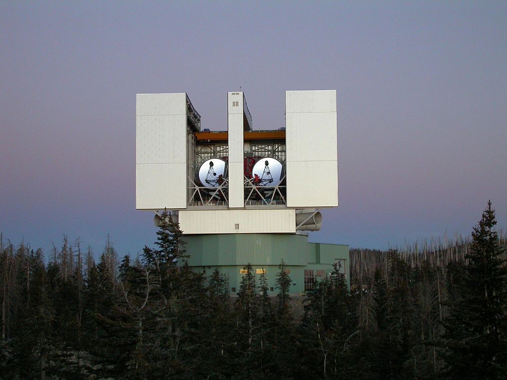 Sind seine 2 Spiegel elektronisch zusammengeschaltet, ist das Large Binocular Telescope in den USA das größte Spiegelteleskop der Welt. Deutschland ist mit einem Viertel am Observatorium beteiligt.