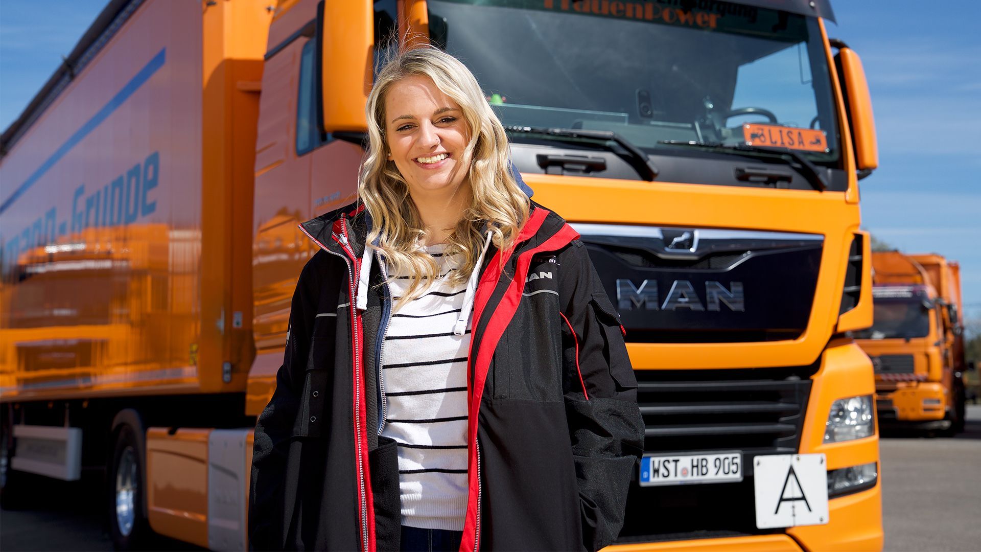 "Trucker Babe" Lisa vor ihrem gelben 460 PS Schwergewicht aus Metall.