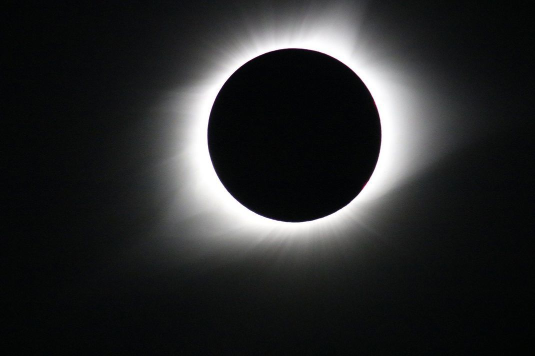 Die Sonnencorona wird nur bei abedeckten Sonnenscheibe sichtbar.