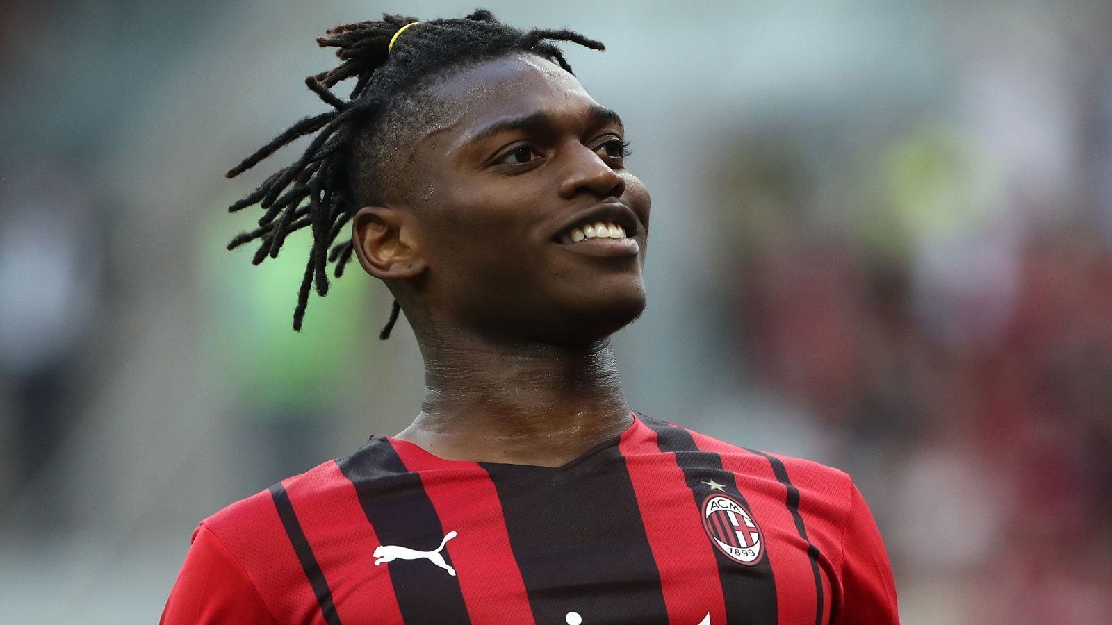 
                <strong>Rafael Leao (AC Mailand)</strong><br>
                Laut der spanischen "Marca" steht seit der Mbappe-Absage auch der frischgebackene italienische Meister Rafael Leao auf der Liste der potentiellen Alternativen. Der Portugiese hatte am ersten Milan-Meistertitel seit elf Jahren mit 21 Scorerpunkten maßgeblichen Anteil und glänzte sowohl als Vollstrecker als auch als Vorbereiter. Dazu wurde er zum besten Spieler der Serie-A-Saison gewählt. Real müsste den 22-Jährigen allerdings von den Italienern loseisen, da er noch einen Vertrag bis 2024 besitzt. Sein Marktwert liegt laut "Transfermarkt" bei 50 Millionen Euro. Leao ist vielleicht noch nicht der kompletteste Spieler, hat aufgrund seines Alters aber noch genügend Zeit, sich bei Real zu entwickeln.
              