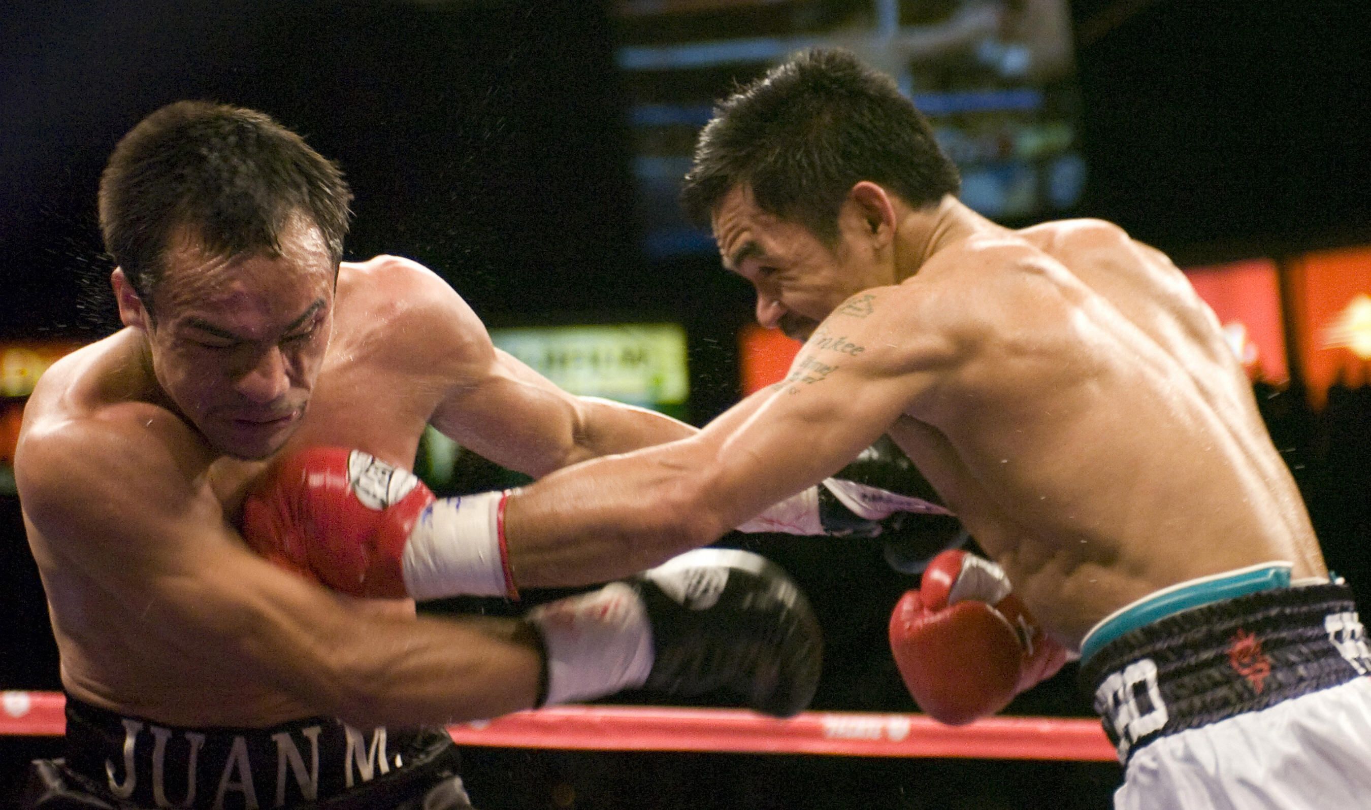 
                <strong>Manny Pacquiao vs Juan Manuel Marquez (2008)</strong><br>
                Im Jahr 2008 kam es zum zweiten Duell gegen den späteren Dauerrivalen Juan Manuel Marquez. Pacquiao kam im ersten Kampf nicht über ein Unentschieden hinaus und Marquez blieb Weltmeister. Diesmal aber drehte der "Pac Man" den Spieß um. Durch Split Decision sicherte sich Pacquiao den WM-Titel im Super-Federgewicht.
              