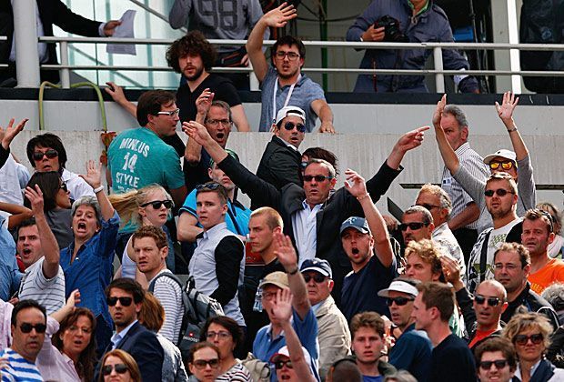 
                <strong>French Open: Videowand-Verkleidung stürzt in die Zuschauer</strong><br>
                Bei der Viertelfinal-Begegnung der French Open zwischen Jo-Wilfried Tsonga und Kei Nishikori kommt es beim Stand von 6:1 und 5:2 für den Franzosen zu einem gefährlichen Zwischenfall im Zuschauerbereich.
              