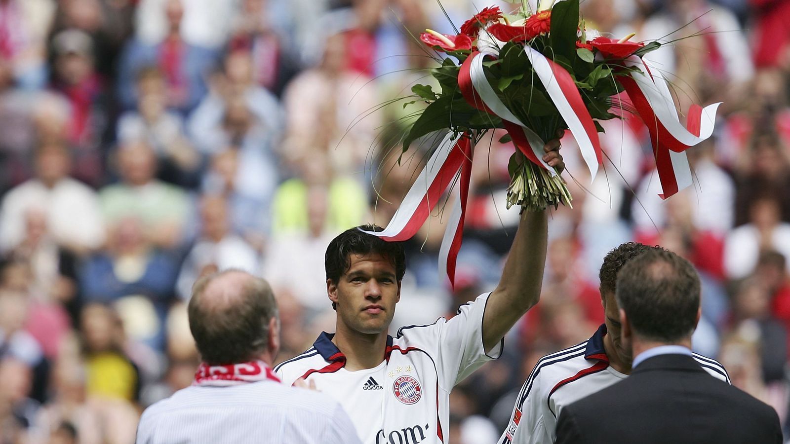 
                <strong>Michael Ballack</strong><br>
                Ein Jahr vor Salihamidzic machte sich schon Michael Ballack daran, seine erfolgreiche FCB-Ära zu beenden. Der "Capitano" verließ die Münchner nach vier Meistertiteln und drei DFB-Pokalsiegen im Sommer 2006 ablösefrei in Richtung Chelsea. Auch auf der Insel wurde der frühere Leverkusener und Lauterer Meister sowie Pokalsieger, doch die großen internationalen Titel konnte der gebürtige Chemnitzer nie gewinnen. Dabei war er 2008 mit Chelsea im Champions-League-Finale ganz nahe dran, verlor erst im Elfmeterschießen gegen Manchester United. Ballacks Bayern-Bilanz zwischen 2002 und 2006: 157 Pflichtspiel-Einsätze mit starken 62 Toren. 
              