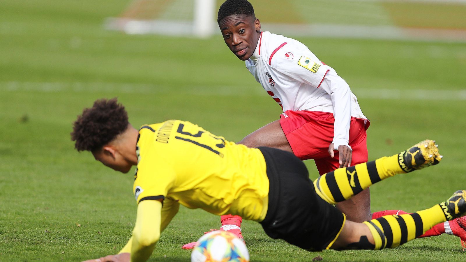 
                <strong>Ein Blitz wie Auba: Das ist BVB-Talent Nnamdi Collins</strong><br>
                Es ist stets von Vorteil, wenn man positive Beispiele in den eigenen Reihen hat. Denn erzählen können die Verantwortlichen viel, wenn sie den Talenten Zukunftsperspektiven aufzeigen wollen. Auf die harten Fakten kommt es an. Und als es bei Nnamdi Collins ans Eingemachte ging, konnte Manager Michael Zorc auf Christian Pulisic, Giovanni Reyna oder Jadon Sancho verweisen.
              