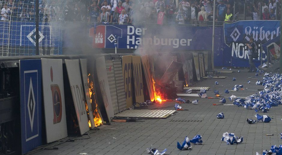 
                <strong>Hamburg brennt</strong><br>
                Hinter dem Gladbacher Tor brennen Reste von Pyrotechnik.
              