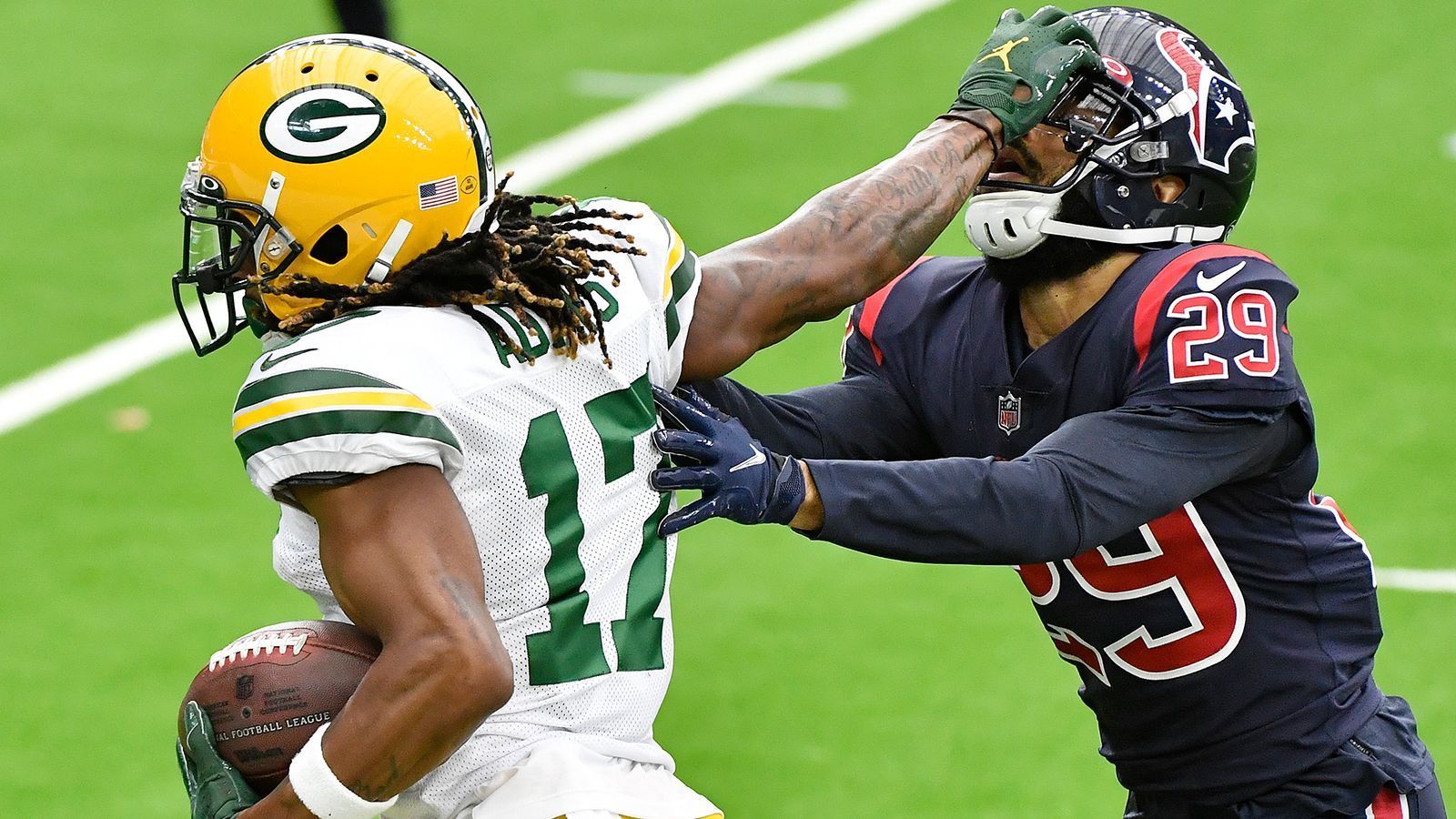 
                <strong>Adams: "Ich bin der beste Receiver in der NFL"</strong><br>
                Nach dem Sieg gegen die 49ers wird Adams gefragt, ob er der beste Receiver in der NFL ist und antwortet selbstbewusst: "Ich denke, das zu sagen, ist fair. Ich denke, das ist nicht eingebildet." Und tatsächlich unterstreichen seine Leistungen diese Aussage zum aktuellen Zeitpunkt. Auch von seinem Anführer gibt es warme Worte: "Er ist so ein großartiger Spieler. Er ist so talentiert und kann einfach alles. Es macht einfach Spaß, mit ihm zu spielen", sagt Rodgers nach dem Spiel.
              