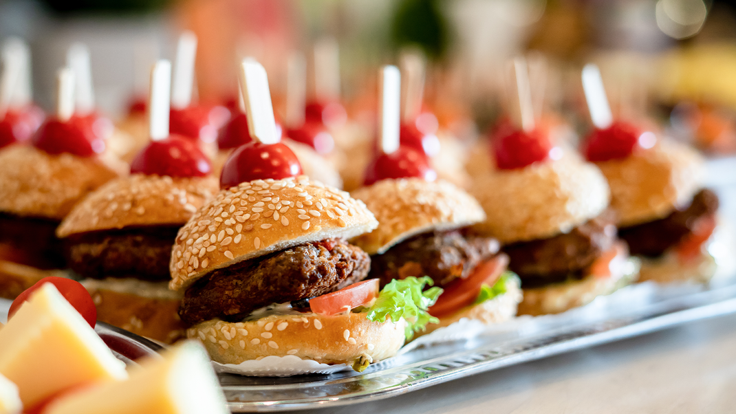Ein Fest für den Gaumen: Diese kleinen Burger-Spieße eignen sich perfekt für jede Party!