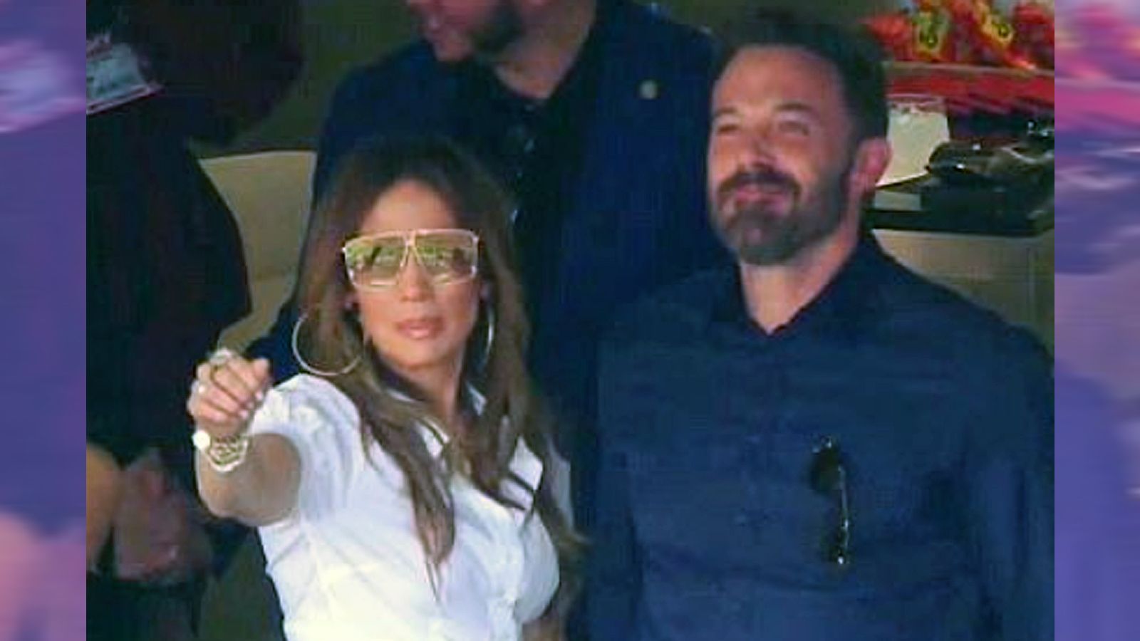 
                <strong>Jennifer Lopez und Ben Affleck</strong><br>
                Wieder vereint! Nach dem Liebes-Comeback von Jennifer Lopez und Ben Affleck präsentierte sich das glamouröse Schauspieler-Paar gut gelaunt auf der Tribüne. JLo zeigte sogar einige Tanzeinlagen. 2020 war die Sängerin zusammen mit Shakira selbst noch bei der Halftime-Show auf der Bühne mit dabei. 
              