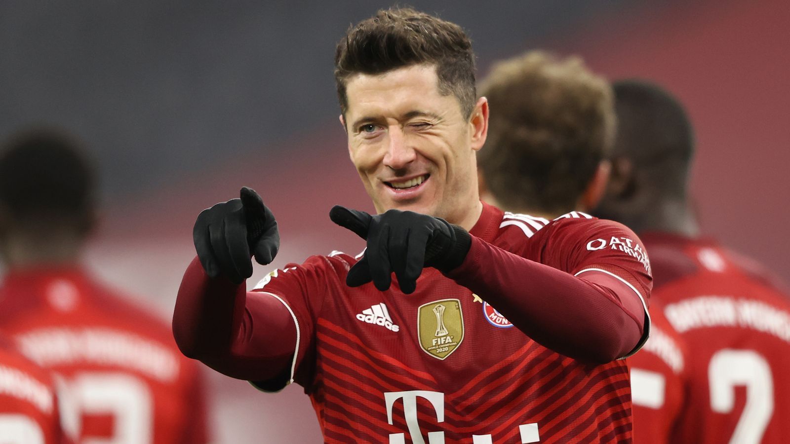 
                <strong>Top: Lewandowski beendet Hinrunde mit nächstem Rekord</strong><br>
                Mit 41 Toren setzte Robert Lewandowski eine historische Bestmarke in der Vorsaison in der Bundesliga und brach den Uralt-Rekord von Gerd Müller (40 Tore in einer Saison). Ein halbes Jahr später beendet der Pole 2021 mit einer weiteren Bestmarke. Im gesamten Kalenderjahr schoss der Bayern-Stürmer 43 Bundesliga-Tore - so viele, wie noch kein anderer Spieler in Deutschlands höchster Spielklasse im gleichen Zeitraum. Nun fehlen dem 33-Jährigen mit 296 Toren nur noch 69 Bundesliga-Treffer, um auch in der ewigen Torschützenliste mit Müller (365 Bundesliga-Treffer) gleichzuziehen. Nicht zuletzt dank der Lewandowski-Tore liegen die Münchner nach der Hinrunde mit bereits neun Punkten Vorsprung auf Dortmund an der Tabellenspitze.
              