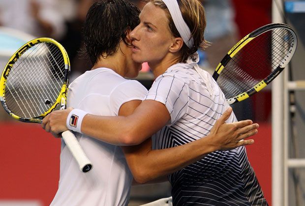 
                <strong>Das längste Match (Damen)</strong><br>
                Vier Stunden und 44 Minuten duellierten sich bei den Australian Open 2011 die Italienerin Francesca Schiavone und Swetlana Kusnetsowa aus Russland. Am Ende behielt Schiavone beim 6:4, 1:6, 16:14 die Oberhand.
              