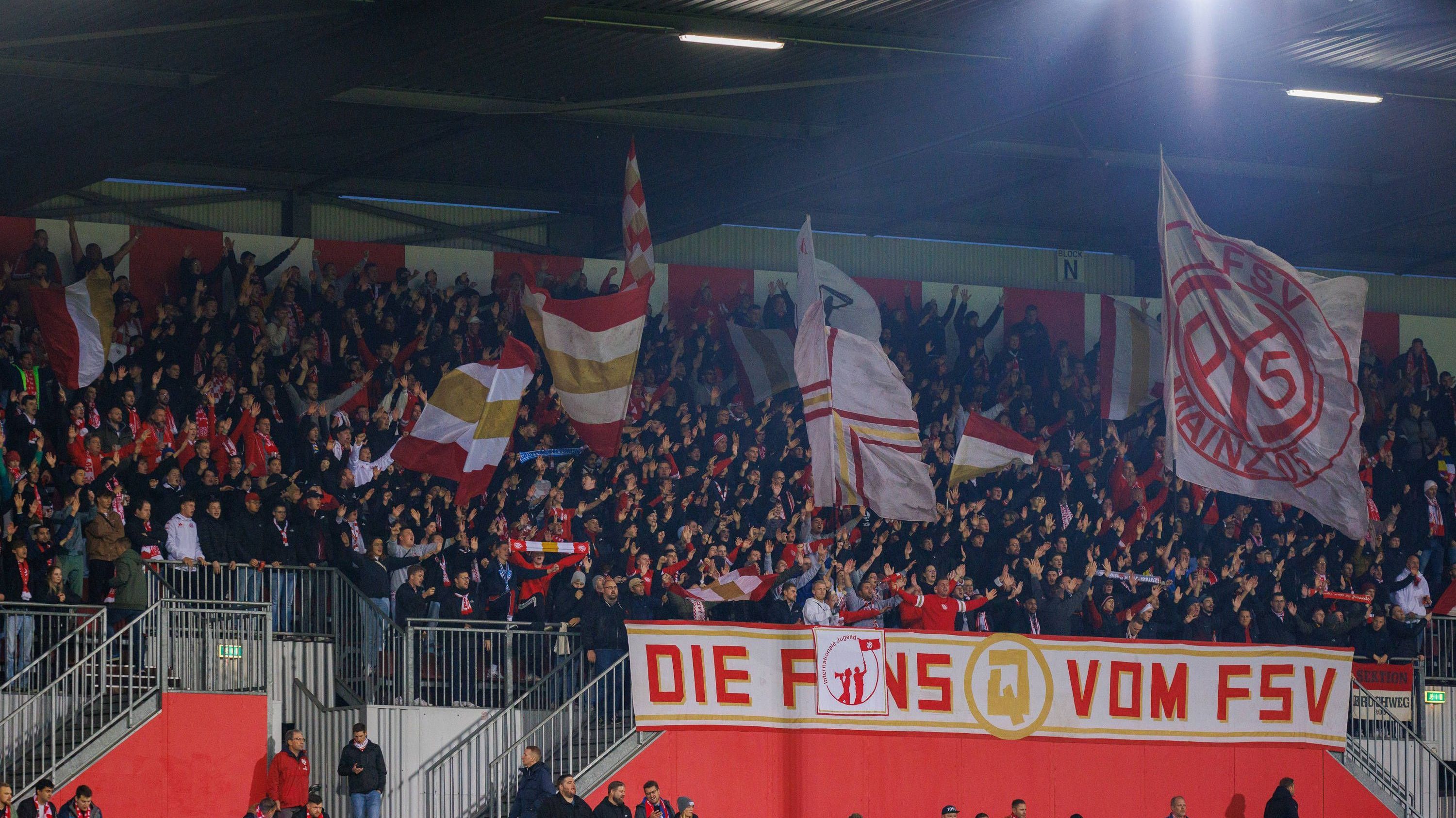 <strong>1. FSV Mainz 05</strong><br>"In Mainz am Rhein, in Rot und Weiß, Mainz 05, für immer sind wir eins, das ist heiß. Seit 1905, kämpfen und siegen, niemals rasten, für Mainz 05, stehen wir stets Hand in Hand, das ist das Beste, das ist das Masten. Im Stadion am Bruchweg, sind wir hier daheim, unsere Nullfünfer, für immer werden wir zu euch seh'n."