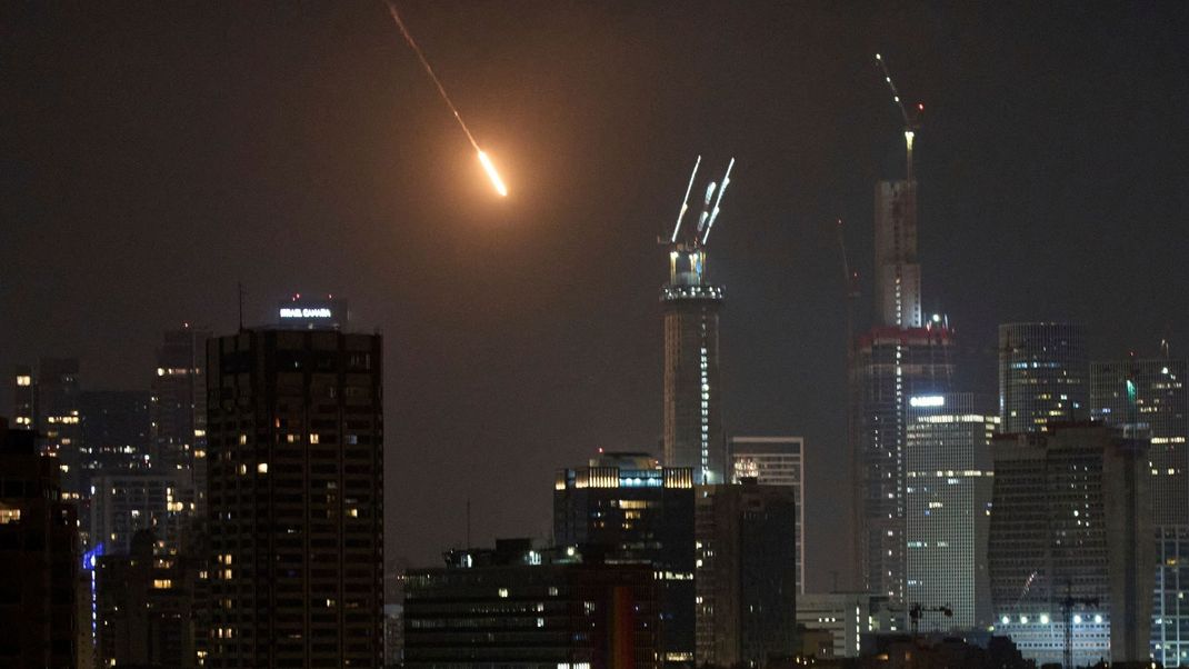 In der Nacht gibt es in Israel erneut Raketenalarm.