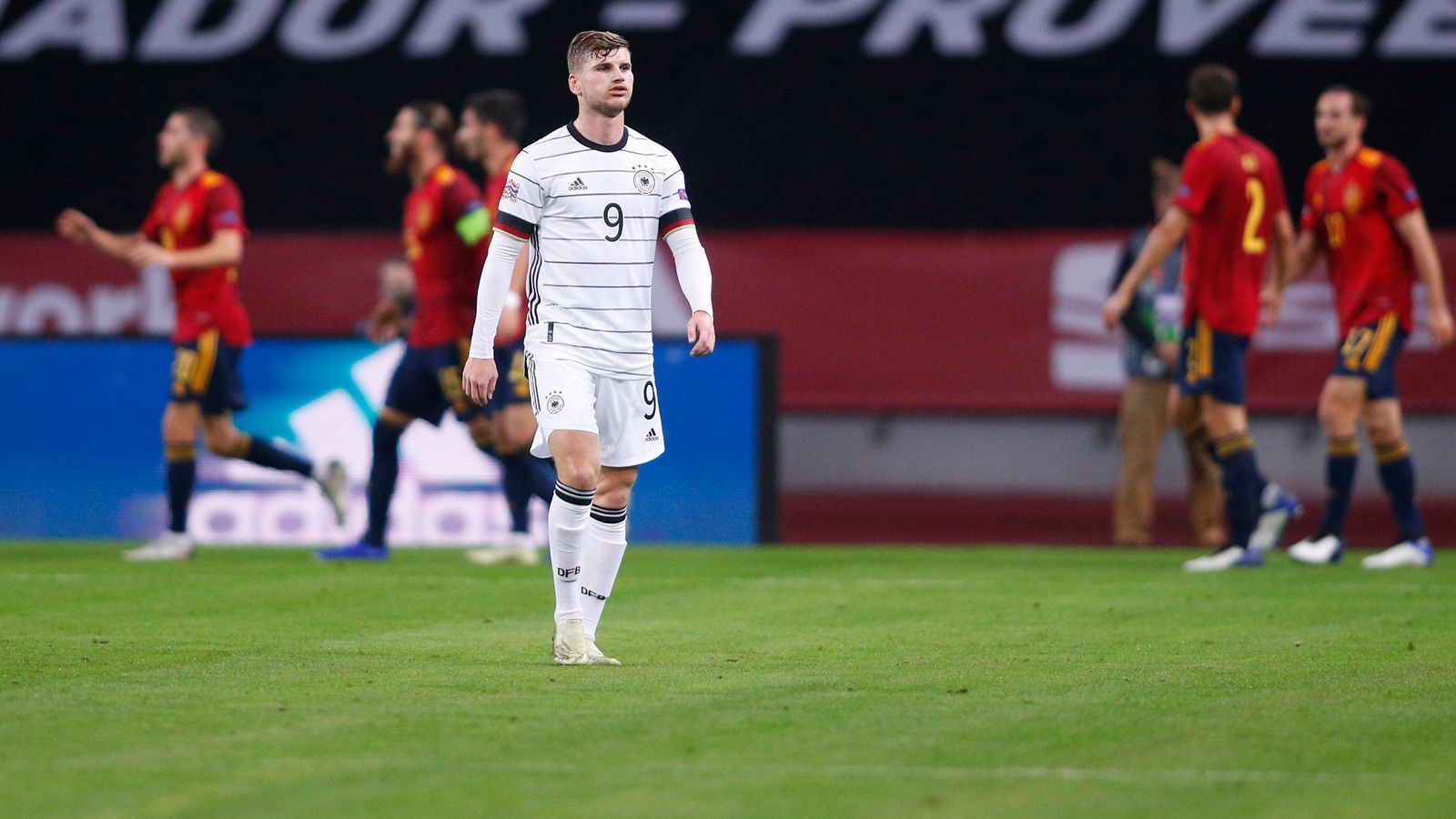 
                <strong>Timo Werner</strong><br>
                Als linker Außenstürmer aufgeboten ist Werner gefühlt öfter am eigenen Strafraum beim Verteidigen zu sehen, als in der Offensive. Bleibt am Ende ohne Schuss oder Vorlage. ran.de-Note: 6
              