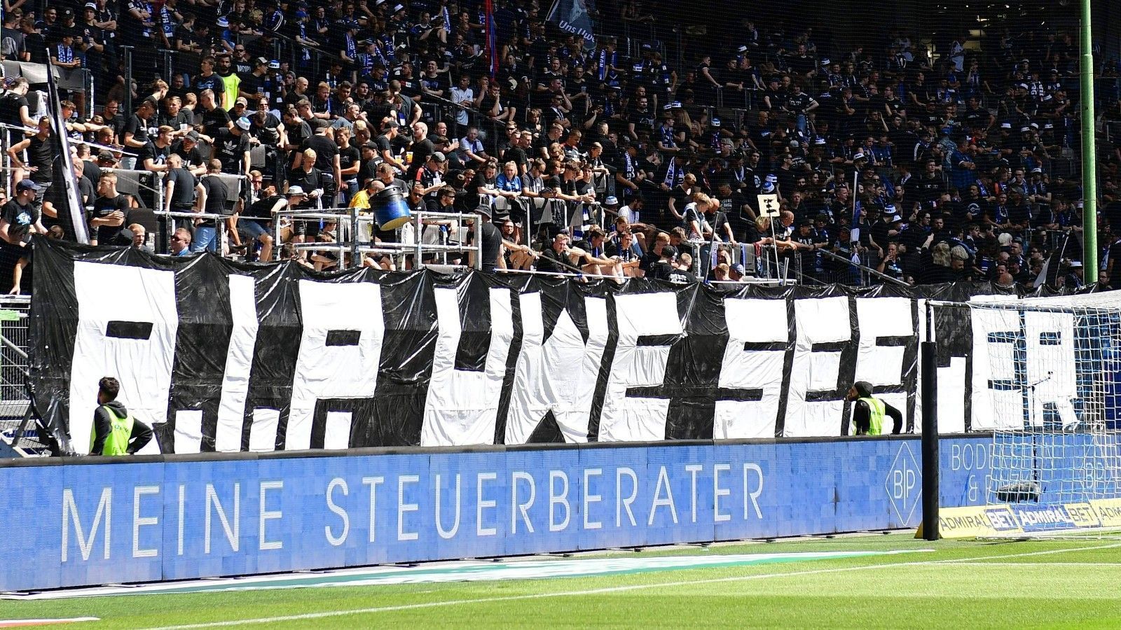 
                <strong>Choreo zum Abschied</strong><br>
                "RIP UWE SEELER"
              