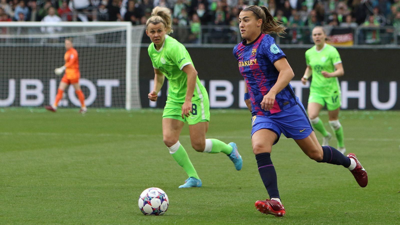 
                <strong>Prämien für die Champions League wurden erhöht</strong><br>
                Grundsätzlich hat sich die Einnahmesituation im Frauen-Fußball verbessert. Die Champions League wird seit der vergangenen Saison mit Vorrundengruppen ausgespielt. In diesem Zuge wurden die Prämien angehoben. Jeder Verein kassiert alleine für die Teilnahme 400.000 Euro. Insgesamt werden 24 Millionen Euro ausgeschüttet.
              