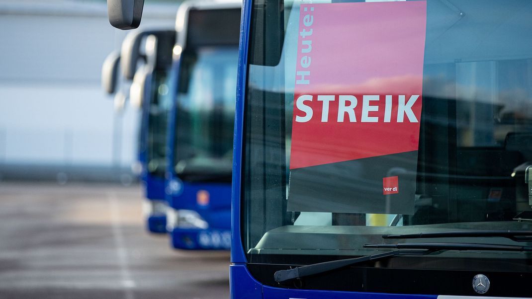 Seit Donnerstagabend bis zum späten Freitagabend werden Busbetriebe bestreikt. 