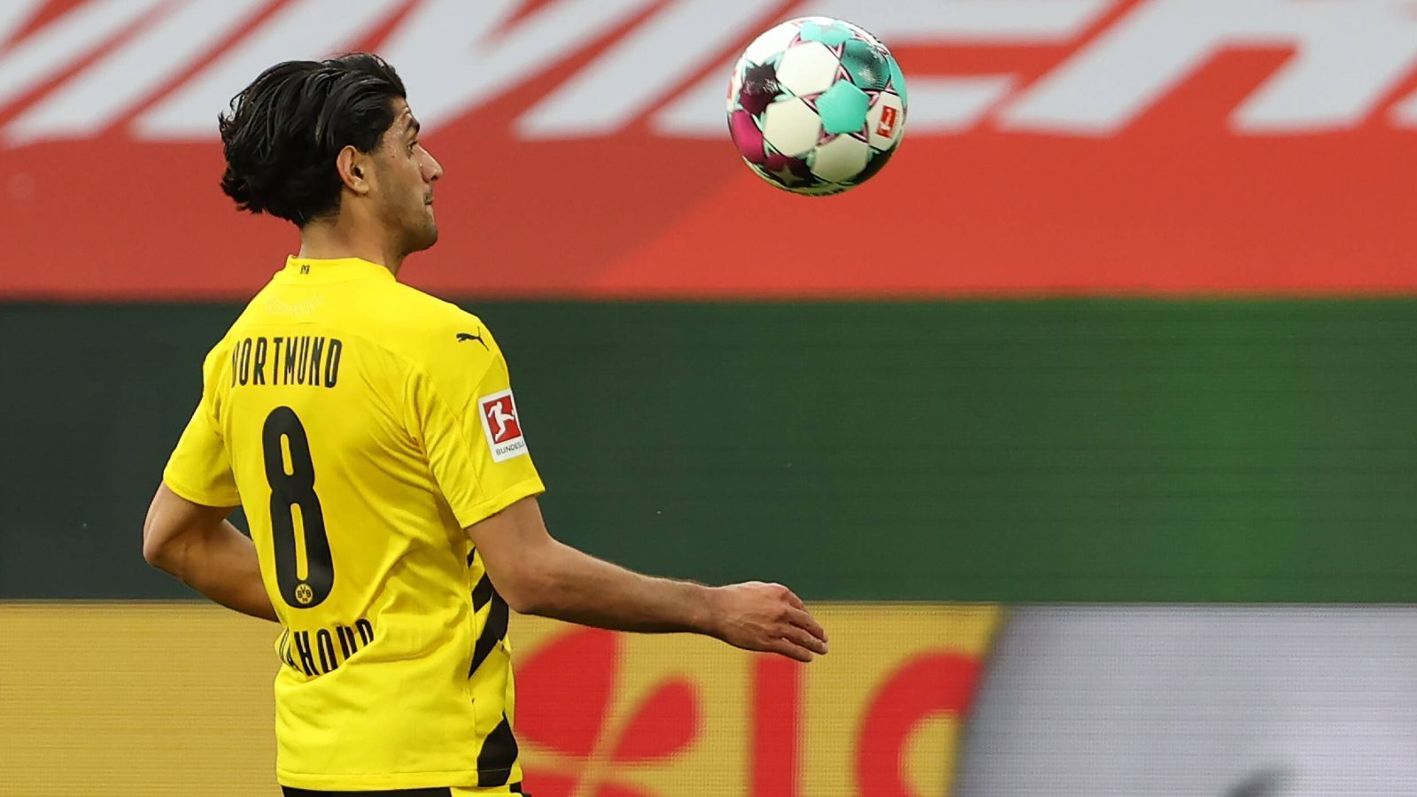 
                <strong>Platz 8 (geteilt): Mahmoud Dahoud (Borussia Dortmund)</strong><br>
                Quasi von Interimstrainer Edin Terzic wachgeküsst wurde Mahmoud Dahoud. Der mittlerweile 25-Jährige konnte seit seinem Wechsel von Borussia Mönchengladbach zum BVB die Erwartungen eigentlich nie wirklich erfüllen. Bis Terzic das Ruder übernahm. Im Jahr 2021 steigerte sich Dahoud von Spiel zu Spiel und konnte sich am Ende berechtigte Hoffnungen auf einen Kaderplatz bei Joachim Löw zur EM machen. Sein Wert stieg von elf auf 16 Millionen Euro, also eine Steigerung von fünf Millionen.
              