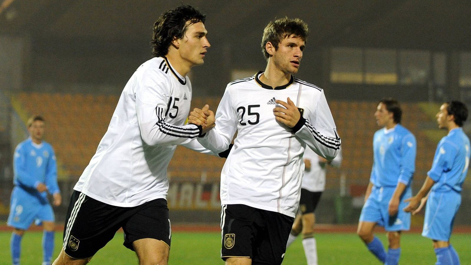 
                <strong>Höchster U21-Sieg in San Marino</strong><br>
                Den höchsten Sieg feierten die deutschen Junioren ebenfalls im Erfolgsjahr 2009 beim Spiel gegen San Marino auswärts mit 11:0. Zu den Torschützen zählten der damalige Kapitän Mats Hummels (li.), Thomas Müller (re.), Andre Schürrle und Sidney Sam. Auf der Bank saß Trainer Rainer Adrion.
              