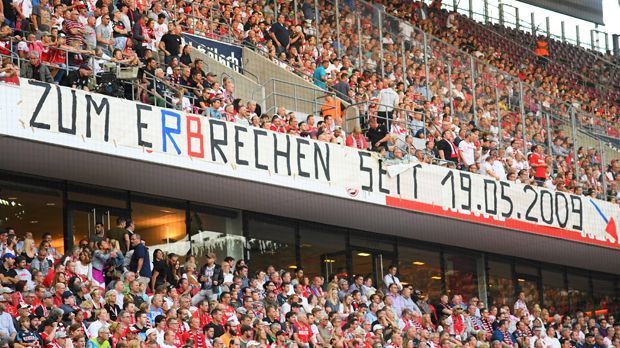 
                <strong>RB Leipzig</strong><br>
                Wem sagt der 19. Mai 2009 etwas? Viele Fußball-Fans finden den Tag, sorry, zum Kotzen. Denn da wird RB Leipzig gegründet. Eine Erfolgsgeschichte, egal, wie man zu ihr steht. Am 20. Mai 2017 feiert der Bundesliga-Aufsteiger am letzten Spieltag Tabellenplatz zwei und den Einzug in die Champions League.
              