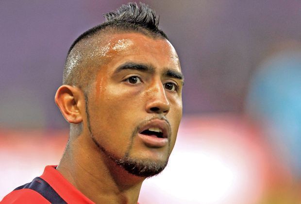 
                <strong>Arturo Vidal (Chile)</strong><br>
                Der Mittelfeldmann von Juventus Turin musste sich Anfang Mai einer Operation unterziehen. Vidal plagte sich seit geraumer Zeit mit Meniskusproblemen im rechten Knie. Ein Ausfall ihres Mittelfeldmotors wäre wohl kaum zu kompensieren.
              