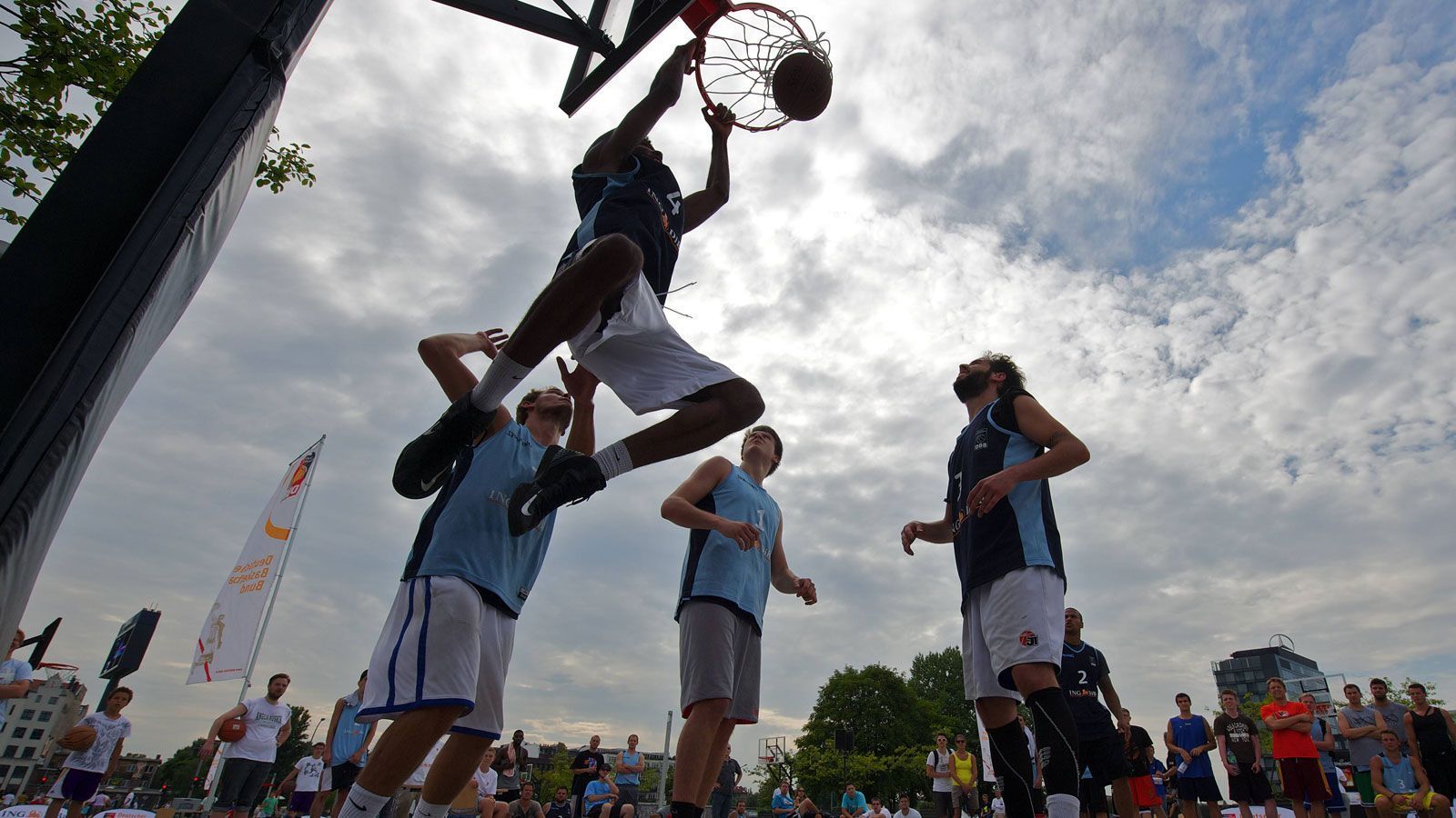 
                <strong>Neue Sportarten: Streetball</strong><br>
                Neben dem klassischen Basketball wird erstmals auch Streetball, also 3x3-Basketball, gespielt. Qualifiziert sind jeweils acht Teams bei den Frauen und Männern. Jeweils zwei Trios spielen dabei gegeneinander auf einen Korb.
              