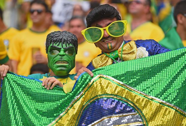 
                <strong>Verrückt, sexy, skurril: Fans in Brasilien</strong><br>
                Der linke Fan mag Brasiliens Stürmer Hulk. Doch wen imitiert bloß der Kollege neben ihm? In der ran-Redaktion reichen die Vermutungen von Rudolf Moshammer bis zu Rex Gildo.
              