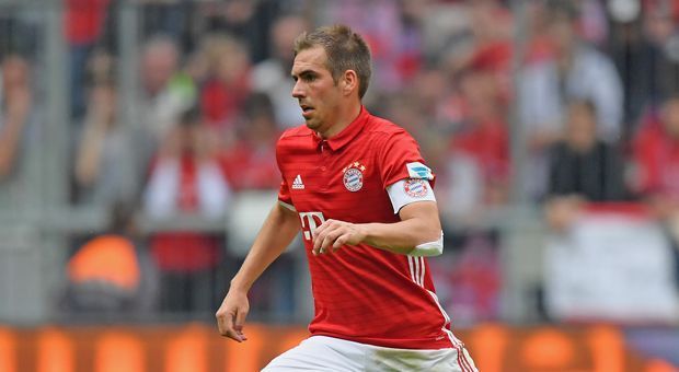 
                <strong>Philipp Lahm</strong><br>
                Auch Philipp Lahm beginnt selbstverständlich. In Madrid wird der Kapitän nicht nur Cristiano Ronaldo stoppen, sondern auch im Zusammenspiel mit Arjen Robben Reals Verteidigung unter Druck setzen müssen. Nur dann hat der deutsche Rekordmeister eine Chance. Aber wem ist dieser Spagat zuzutrauen, wenn nicht Lahm? Der 33-Jährige wird schließlich alles daran setzen wollen, im Bernabeu nicht sein letztes Champions-League-Spiel zu bestreiten.
              