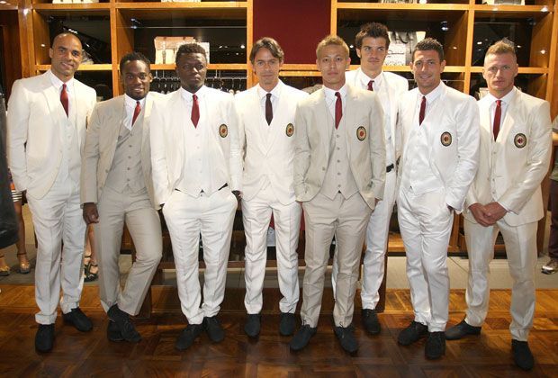 
                <strong>Der AC Milan im besonderen Look</strong><br>
                Der AC Milan bereitet sich in den USA auf die neue Saison vor. In New York führt der neue Trainer Filippo Inzaghi seine Spieler in einen Shop von Dolce & Gabbana, wo sie mit weißen Anzügen eingekleidet werden.
              
