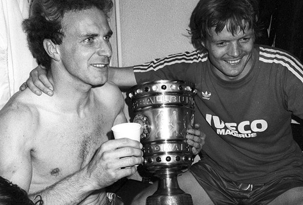 
                <strong>Angriff: Karl-Heinz Rummenigge</strong><br>
                Spiele für den FC Bayern: 389; Europapokalsieger der Landesmeister 1975, 1976; Deutscher Meister 1980, 1981; DFB-Pokal-Sieger 1982, 1984.
              
