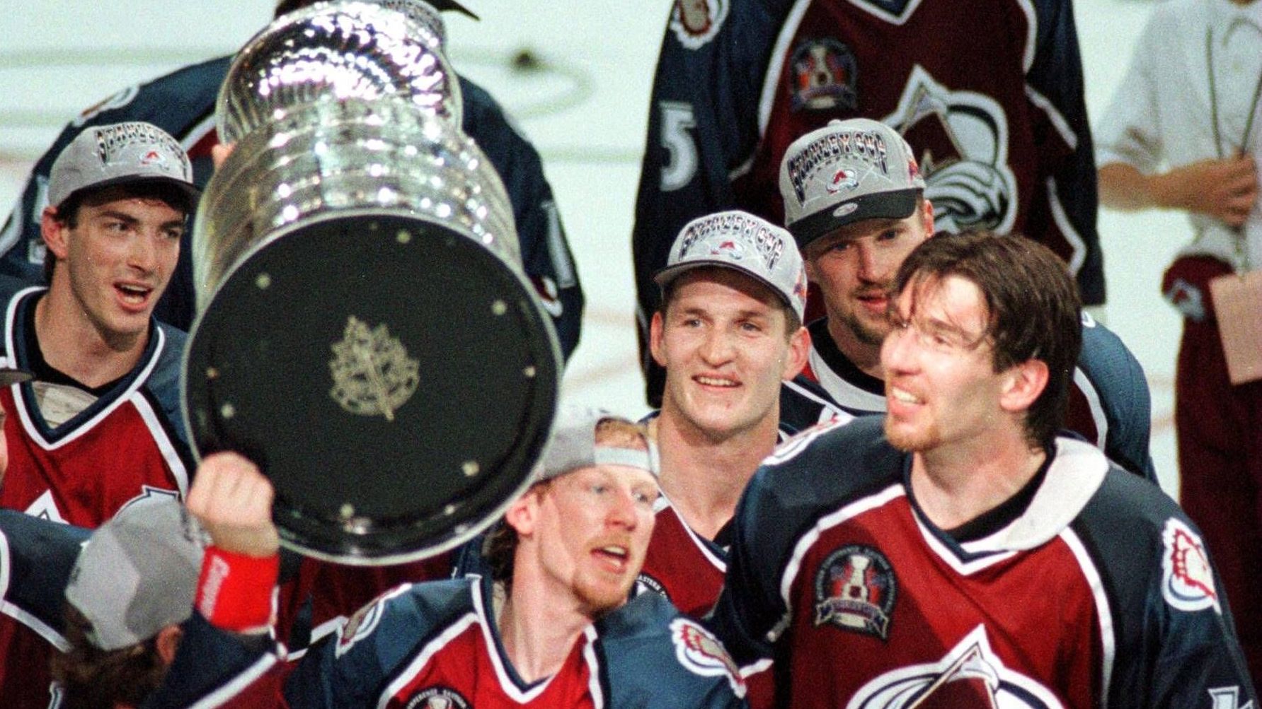 <strong>NHL: Uwe Krupp</strong><br>Wann: 1996 &amp; 2002<br>Team: Colorado Avalanche &amp; Detroit Red Wings<br>Der erste deutsche Eishockey-Profi, der in den USA einen Meistertitel holt, ist Uwe Krupp. Der Stanley-Cup-Triumph 1996 mit Colorado Avalanche ist für die deutsche Eishockey-Legende der erste von zwei Titeln. Während er 1996 der umjubelte Schütze des entscheidenden Treffers ist, bleibt Krupp bei seinem zweiten Titelgewinn 2002 mit den Detroit Red Wings eine Randfigur.