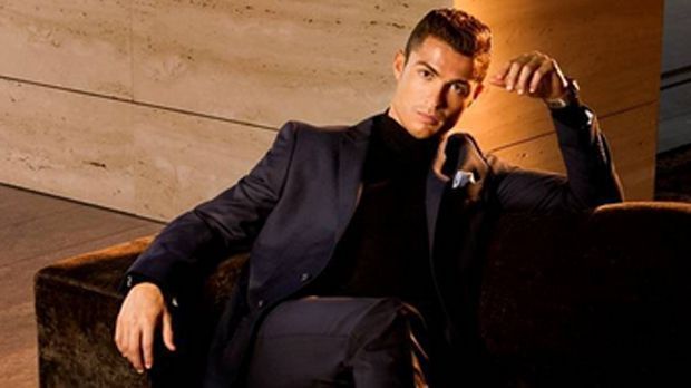 
                <strong>Cristiano Ronaldo</strong><br>
                Cristiano Ronaldo: Von CR7 bis 007 ist es nicht mehr weit. Könnte in der Bond-Rolle endlich mal einen Frauenheld spielen. Mit seinem durchtrainierten Body, seinen teuren Autos und seiner Coolness natürlich einer der Top-Favoriten auf die Agenten-Rolle.
              