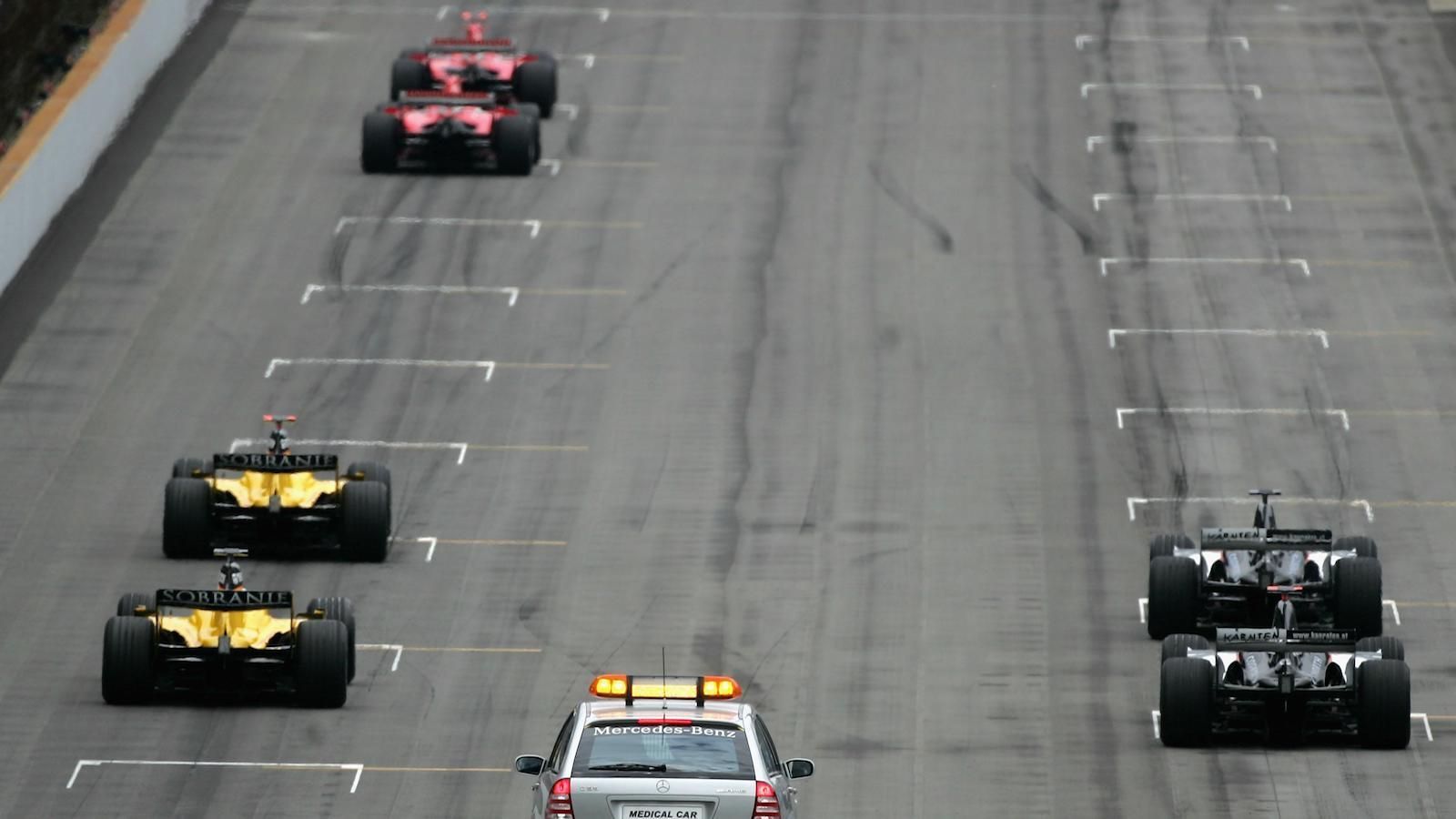 
                <strong>2005, Indianapolis: Michelin-Teams starten aus der Boxengasse</strong><br>
                Weil die Autos mit Michelin-Reifen mit der Steilkurve in Indianapolis nicht klarkommen, biegen alle Michelin-Boliden nach der Einführungsrunde in die Boxengasse ab. Nur die sechs Autos mit Bridgestone-Reifen fahren das Rennen, der Sieger heißt Michael Schumacher. In einem Briefwechsel mit der FIA gibt Michelin die Reifenprobleme bekannt und schlägt vor, die Renngeschwindigkeit durch eine zusätzliche Schikane vor der Steilkurve zu verringern. Dies wird von der FIA abgelehnt. 
              