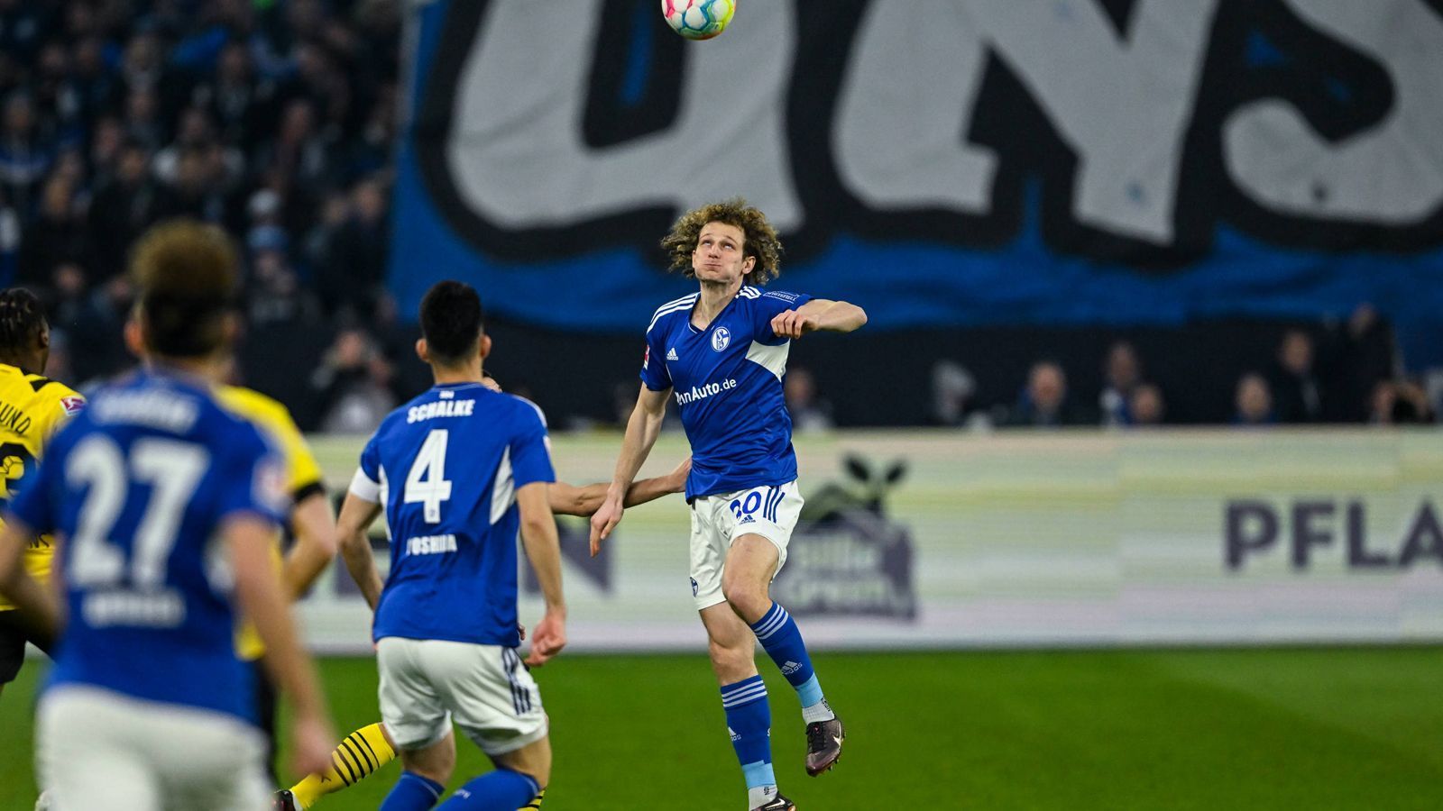 
                <strong>Alex Kral (FC Schalke 04)</strong><br>
                Über lange Zeit muss der Tscheche Alex Kral vorwiegend gegen den Ball arbeiten, macht das fleißig, aber zumeist erfolglos. Das ändert sich nach der Pause, als sein Ballgewinn im Mittelfeld den 1:1-Ausgleich einleitet. Danach traut sich Kral auch öfter mal mit nach vorne, wie bei einem Distanzschuss in der 67. Minute, der aber das Tor verfehlt. ran-Note: 3
              