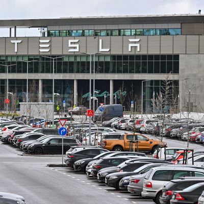 Ein Brand sorgte am Dienstag (5. März) für einen Stromausfall im Tesla-Werk Grünheide. 