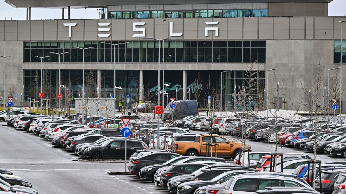 Ein Brand sorgte am Dienstag (5. März) für einen Stromausfall im Tesla-Werk Grünheide. 