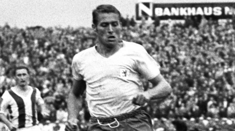 
                <strong>Jürgen Moll</strong><br>
                Jürgen Moll: Der Braunschweiger ist für viele Jahre der einzige Bundesligaspieler, der vier Mal in Folge vom Punkt scheitert. Moll "gelingt" dieses Missgeschick bereits zwischen 1964 und 1967. Im Jahr 1968 verunglückt er auf der Heimfahrt aus dem Urlaub tödlich.
              