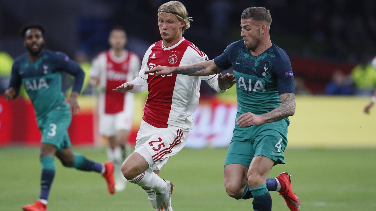 
                <strong>Kasper Dolberg (Ajax Asterdam)</strong><br>
                Ist als Neres-Ersatz bemüht, aber mit wenig auffälligen Spielaktionen. In den vergangenen Champions League-Partien gar nicht im Einsatz, das merkt man. Wird von den Teamkollegen kaum ins Spiel eingebunden. Eine gelbe Karte ist sein auffälligster Arbeitsnachweis. ran-Note: 4 
              