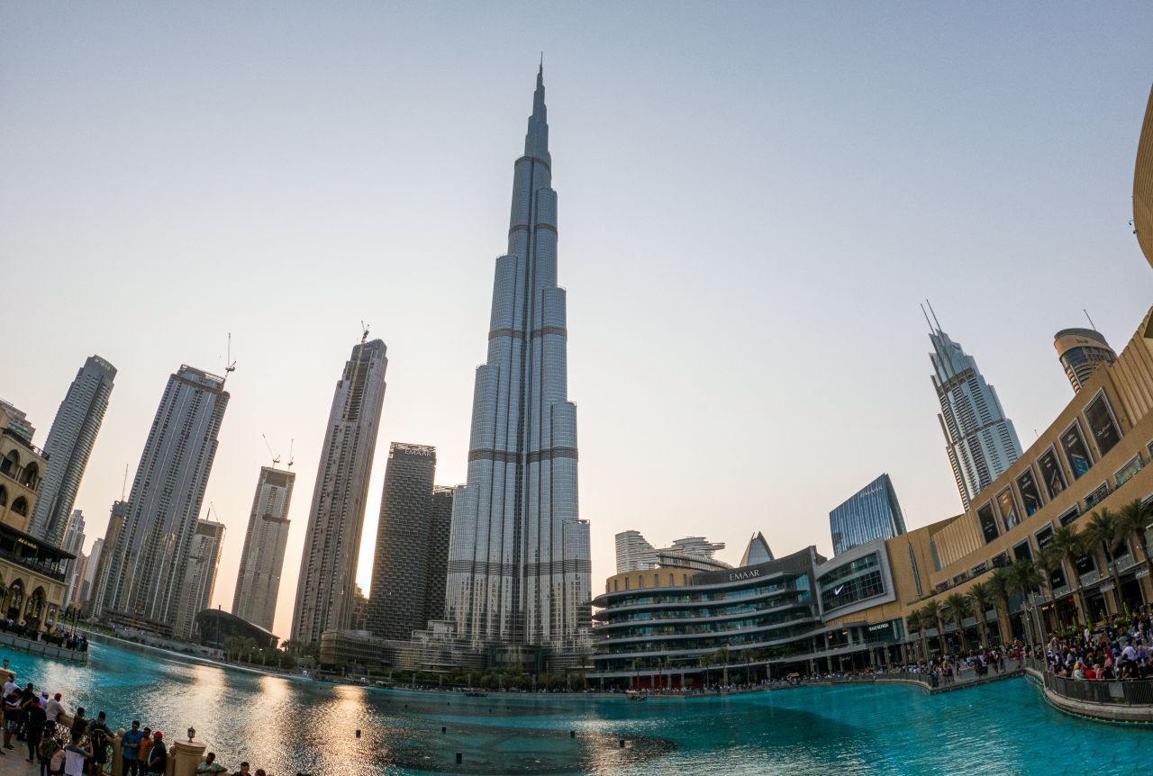 Burj Khalifa: Mit 828 Metern unangefochten das höchste Gebäude der Welt, gibt es auch Schätzungen zu seinem Gewicht. Der Wolkenkratzer in Dubai soll gut 2,2 Millionen Tonnen wiegen. 