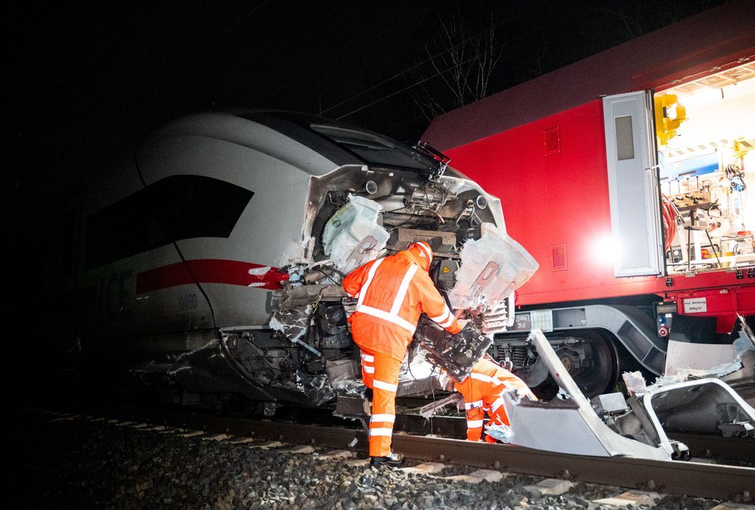 Die Bergungskräfte müssen die Gleise von Trümmern befreien.