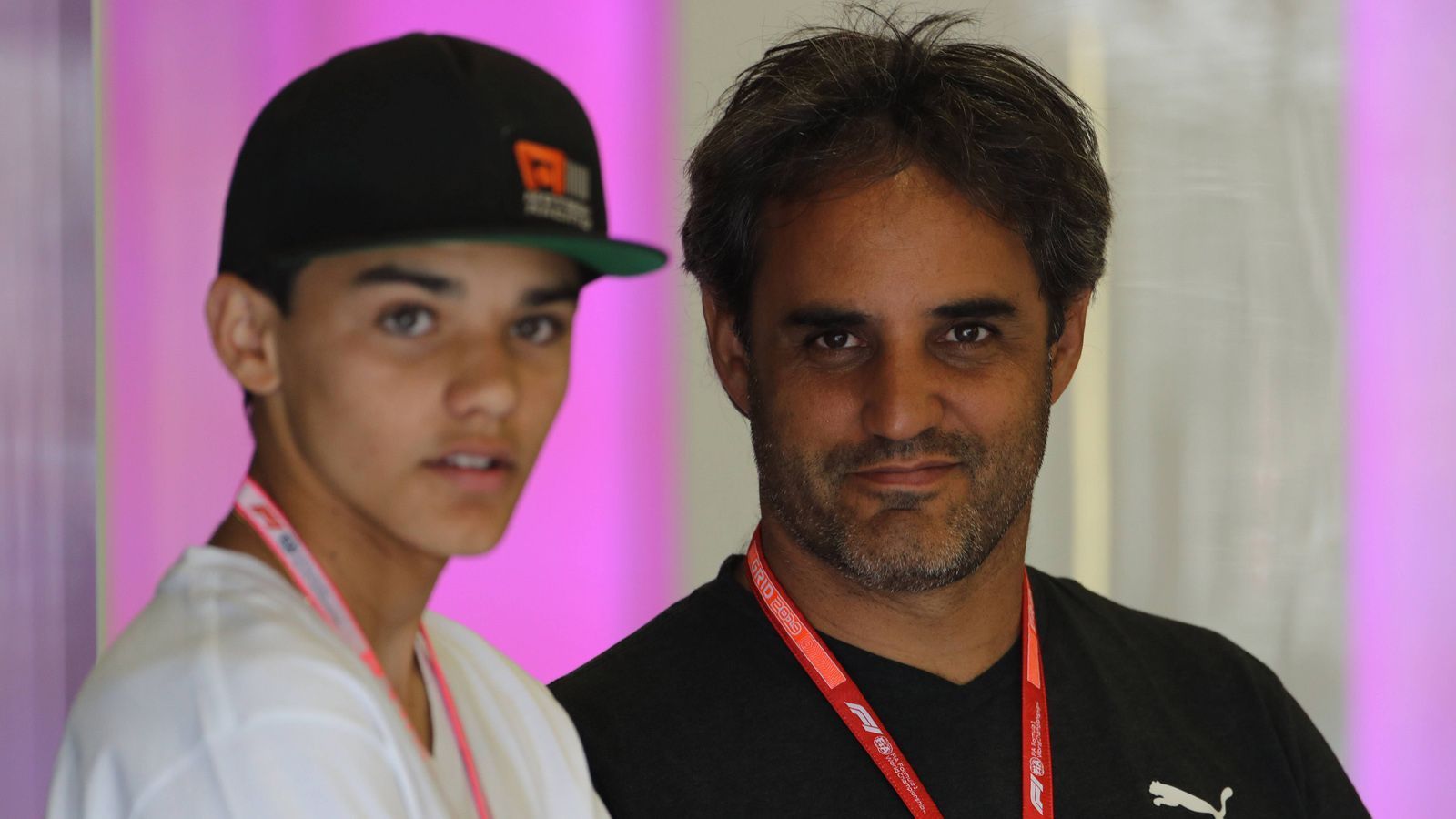 
                <strong>Sebastian Montoya</strong><br>
                Sein Vater Juan Pablo Montoya (Foto, rechts) fuhr von 2001 bis 2006 in der Formel 1, lieferte sich mit Michael Schumacher heiße Zweikämpfe und gewann sieben Rennen. Der erst 15-jährige Sohnemann Sebastian zeigte im Kart eine gute Veranlagung und startet nun 2020 in der ADAC Formel 4. Sein Vater sagt über ihn: "Er hat alles, was es für die Formel 1 braucht." 
              