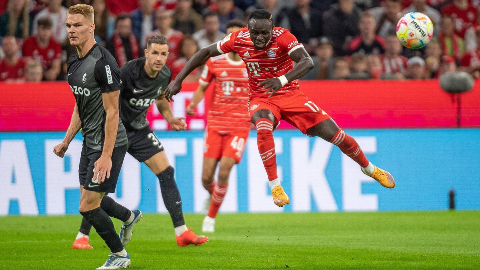 
                <strong>Sadio Mane</strong><br>
                Ist ständig bemüht, doch ein magischer Mane-Moment gelingt ihm lange nicht - bis zur 55. Minute! Mit gaaaaaanz viel Gefühl überlupft er SCF-Keeper Flekken. Ansonsten aber mit vielen misslungenen Aktionen und ohne Fortune. Der Treffer rettet ihm gerade noch seine Wertung. ran-Note: 2
              