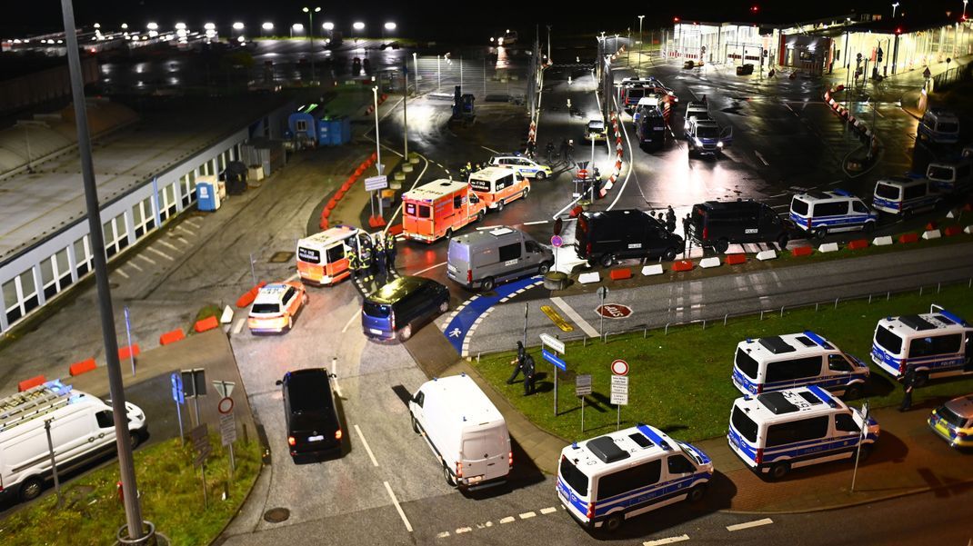 Der Hamburger Flughafen ist nach dem Eindringen eines Fahrzeugs auf das Gelände gesperrt worden. Ein Bewaffneter habe mit seinem Fahrzeug ein Tor durchbrochen und in die Luft geschossen, sagte ein Sprecher der Bundespolizei.