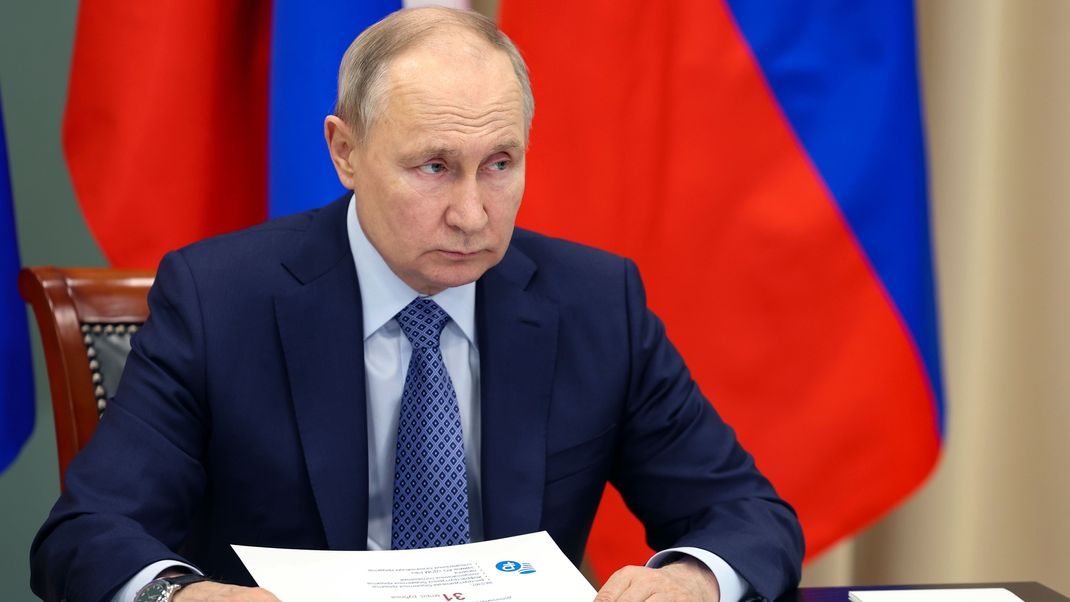 Russlands Präsident Wladimir Putin lässt den Schüler:innen des Landes das Kreml-Narrativ der Geschichte lehren.