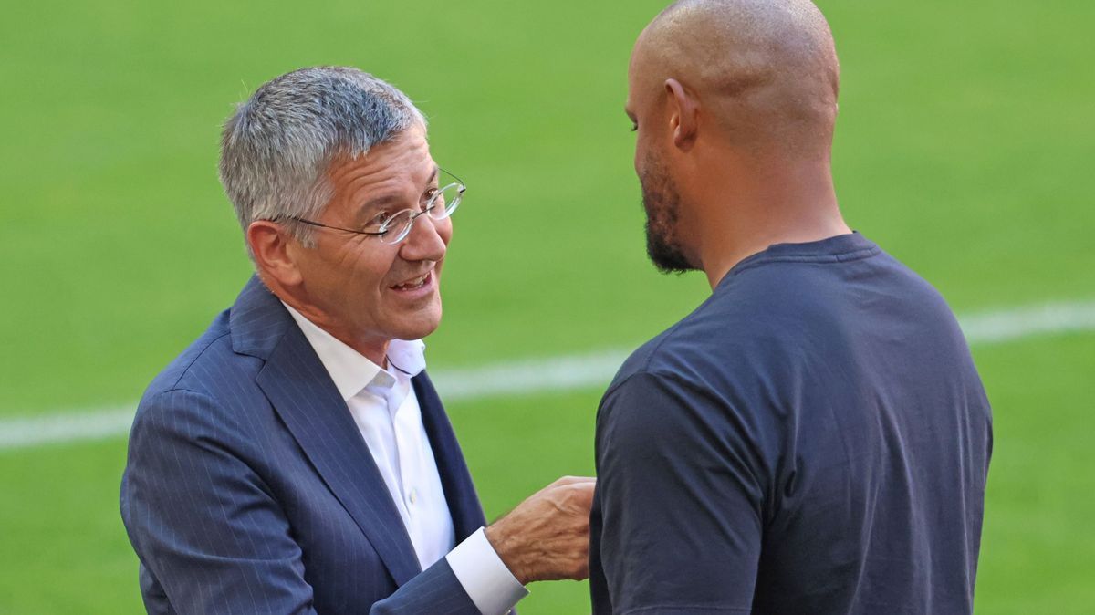 Praesident Herbert Hainer und Trainer Vincent Kompany (FCB) im Gespräch, Portraet, Portrait, Fussball 1. BL FC Bayern Muenchen - SC Freiburg 31.08.2024 Allianz Arena FOTO: Mladen Lackovic LakoPress...