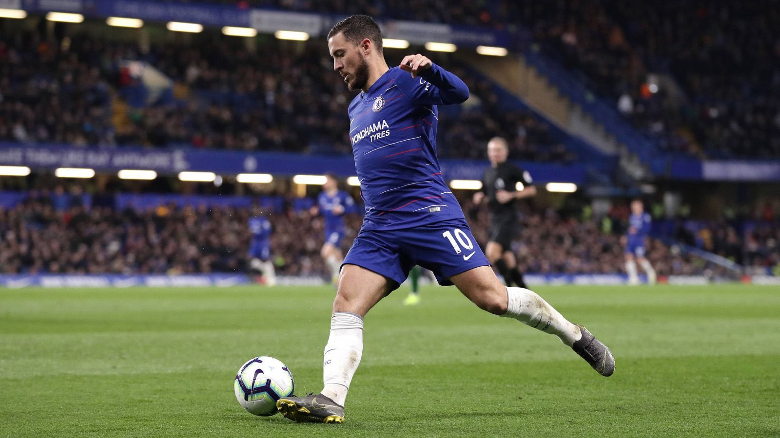 
                <strong>Eden Hazard (FC Chelsea) </strong><br>
                Nach Hazards Gala-Auftritt gegen West Ham hatte sein Trainer Maurizio Sarri den Preis für seinen Superstar nochmal versucht in die Höhe zu treiben: "100 Millionen Pfund ist zu billig in diesem Markt", so der Italiener. Obwohl Hazards Vertrag nur noch ein Jahr läuft, dürfte der Wunschspieler von Zinedine Zidane kein Schnäppchen werden und das Konto der Madrilenen mindestens mit einem dreistelligen Millionenbetrag belasten.  
              