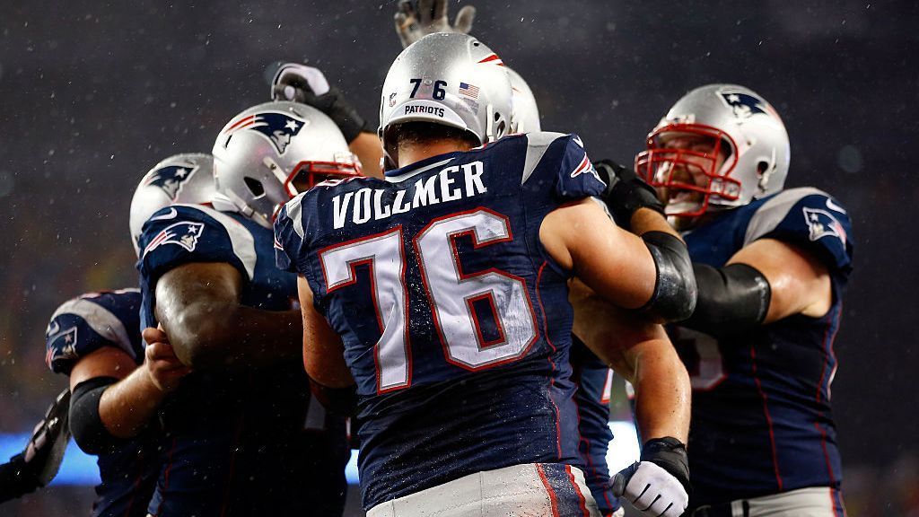 
                <strong>Mit Sebastian Vollmer: Das "All Dynasty Team" der New England Patriots</strong><br>
                Am 22. Oktober 2020 gab die New England Patriots Hall of Fame das "All Dynasty-Team" der Franchise bekannt - also die besten Spieler der vergangenen 20 Jahre. Gewählt wurde das Roster von Experten und Fans rund um die Franchise aus Foxborough. ran.de zeigt das gesamte Team nach Positionen, unter anderem mit dem Deutschen Super-Bowl-Sieger Sebastian Vollmer.
              