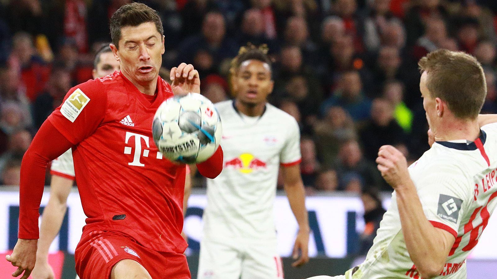 
                <strong>Robert Lewandowski (Bayern München)</strong><br>
                Stets bemüht, holt sich auch Bälle aus dem Mittelfeld, wird aber oft gedoppelt. Kommt nicht so zur Entfaltung. Pech in der 40. Minute, als Upamecano seinen Schuss aus fünf Metern kurz vor der Torlinie noch klärt. ran-Note: 3
              