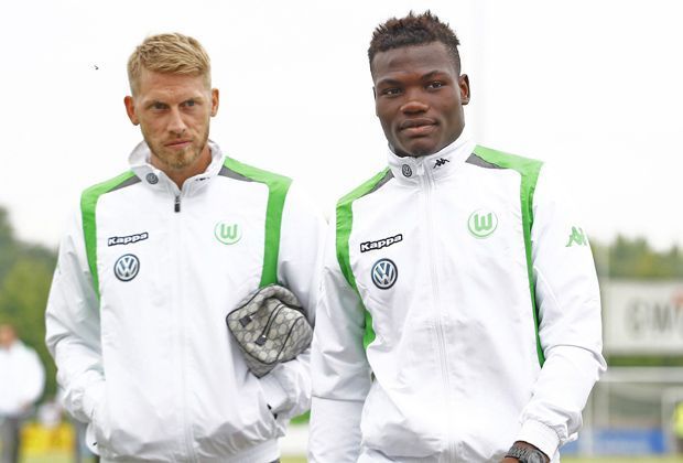 
                <strong>Aaron Hunt & Junior Malanda</strong><br>
                Neuzugang Aaron Hunt betritt zum ersten Mal das Trainingsgelände für seinen neuen Verein VfL Wolfsburg. Aaron Hunt wird künftig mit der Rückennummer 10 auflaufen.
              